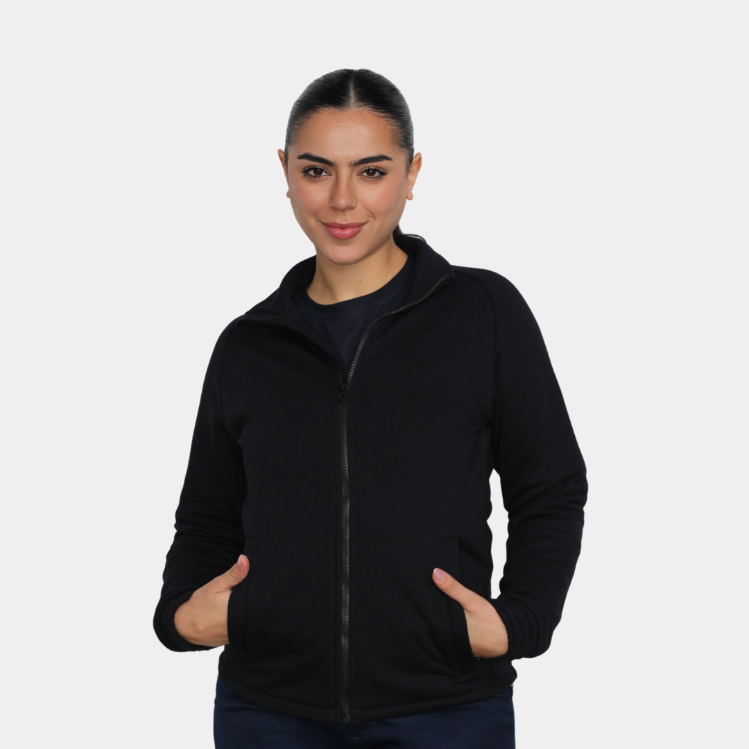 Mujer usando polerón ignífugo FIREWEAR® negro en vista frontal.